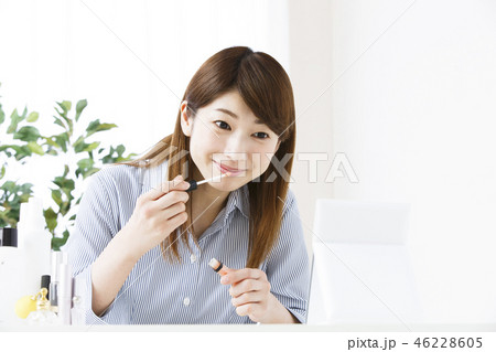 ビューティー　メイク　化粧　女性　ビューティ　若い女性　スキンケア　ビジネスウーマン 46228605