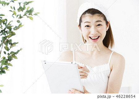 女性 若い女性 タブレット ライフスタイル ビューティー 女性 若い女性 タブレット ライフスタイル ビューティー 46228654