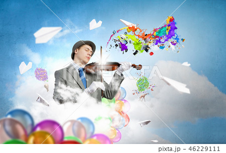 Humorous violin performer Humorous violin performer 46229111