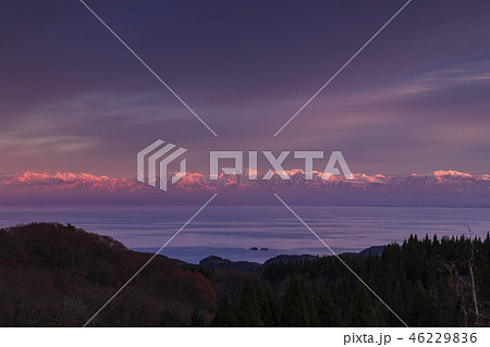 立山連峰の夕景(富山県)富山湾越し 立山連峰の夕景(富山県)富山湾越し 46229836