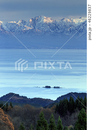 富山湾越しの立山連峰（富山県） 46229837