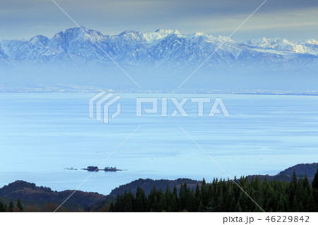 富山湾越しの立山連峰（富山県） 46229842
