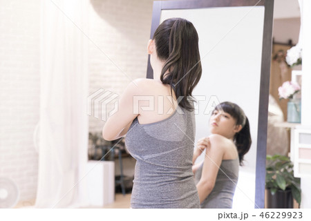 ひとりの若い大人の女性 女子 女児 46229923