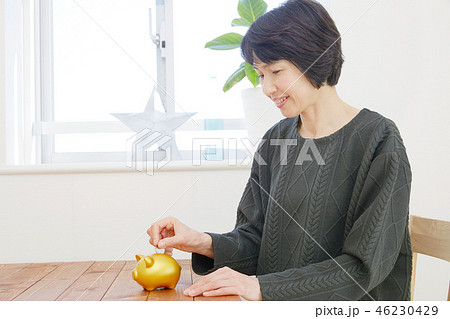 女性　ミドルエイジ  貯金 46230429
