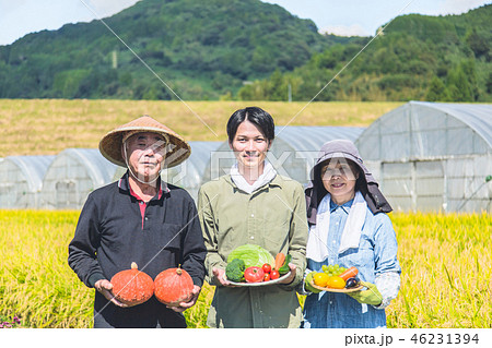 農産物を持った家族経営の農家 農産物を持った家族経営の農家 46231394