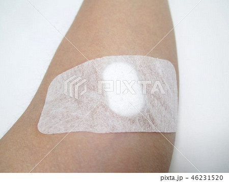 採血した後の腕の絆創膏 採血した後の腕の絆創膏 46231520