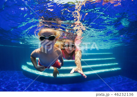 Child with mother dive in swimming pool 46232136