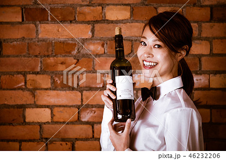 ワイン　店員　女性 46232206