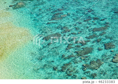 エメラルドグリーンの海（沖縄県宮城島 果報バンタ) 46233383