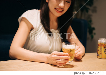 ビールを飲む若い日本人女性 ビールを飲む若い日本人女性 46233498