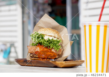 ボリュームたっぷりのハンバーガー 46234471