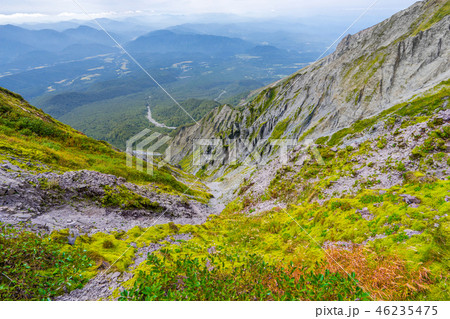 百名山「伯耆大山」槍ヶ峰の主峰三ノ峰山頂から三ノ沢本沢を見る(鳥取県)※作品コメント欄に撮影位置あり 46235475