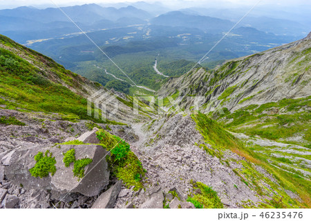 百名山「伯耆大山」槍ヶ峰の主峰三ノ峰山頂から三ノ沢本沢を見る(鳥取県)※作品コメント欄に撮影位置あり 46235476