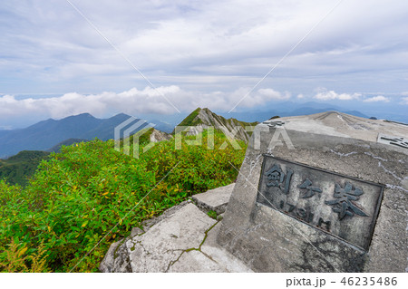 百名山「伯耆大山」剣ヶ峰山頂から、矢筈ケ山、甲ケ山方面を見る(鳥取県)※作品コメント欄に撮影位置あり 46235486