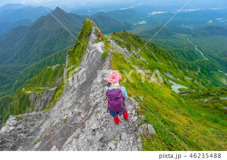 百名山「伯耆大山」三ノ峰から槍ヶ峰へ向けて、山ガールが縦走！(鳥取県)※作品コメント欄に撮影位置あり 46235488