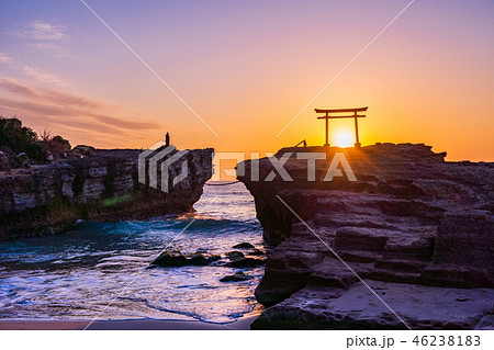 静岡県 伊豆で最古の白浜神社 海の鳥居 日の出の写真素材