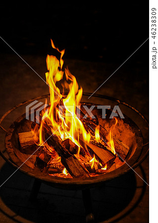 焚き火の夜　Quiet bonfire outdoors 46238309