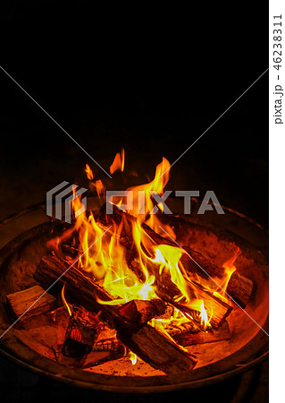 焚き火の夜　Quiet bonfire outdoors 46238311