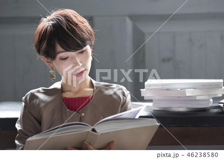 本を読む女性 本を読む女性 46238580