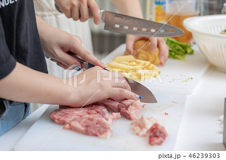 肉　ステーキ　カット　イメージ 46239303