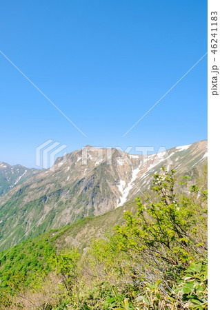 春の谷川岳登山 天神尾根ルートより俎嵓方面を望む の写真素材