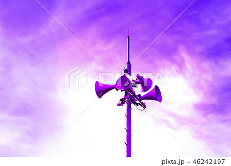 放送無線　スピーカー　ピンクのカラフルな空 46242197