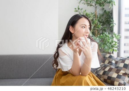 若い女性　リラックス　飲み物 46243210