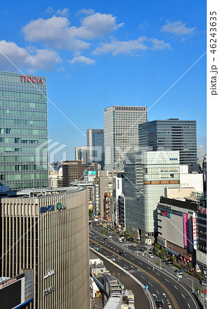 銀座のビルの谷間を走り抜ける首都高速道路 46243635