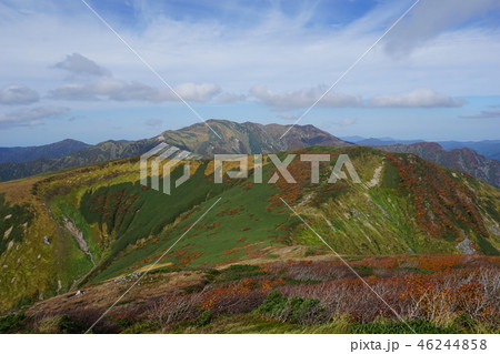 朝日連峰縦走途中の紅葉と以東岳遠望 46244858