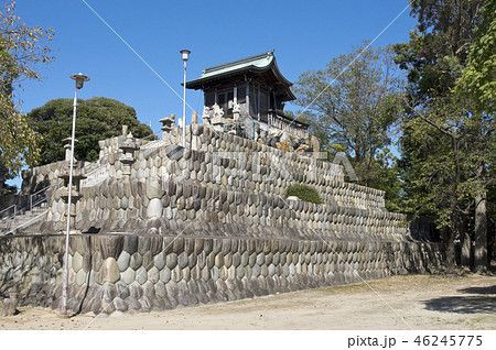 亀甲石積みの上に建てられた社 46245775