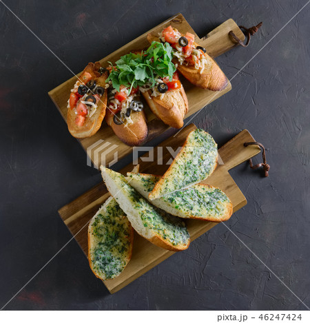 Set of toasts with tomato, onion, cheese and olive Set of toasts with tomato, onion, cheese and olive 46247424