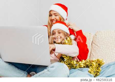 Beautiful young mother and her little daughter Beautiful young mother and her little daughter 46250310