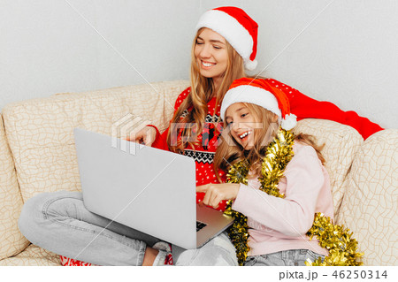 Beautiful young mother and her little daughter Beautiful young mother and her little daughter 46250314