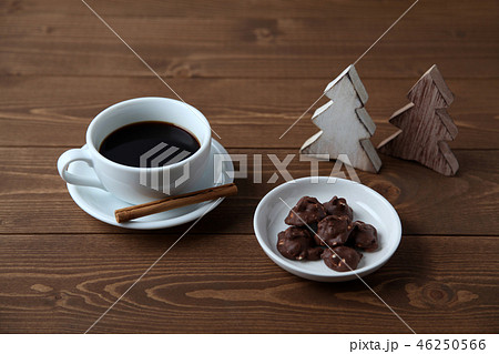 クランチ チョコレート ガナッシュ と ホット コーヒー 木製 テーブル 46250566