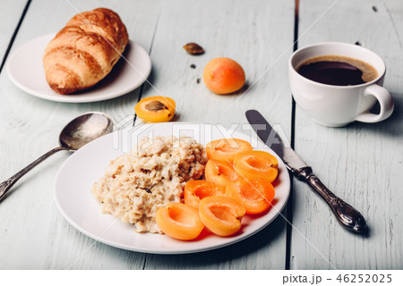 Porridge with apricot, coffee, juice and croissant 46252025