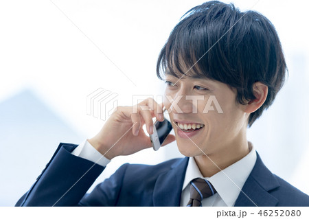ビジネスマン オフィス スーツ 電話の写真素材