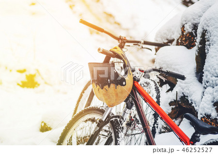 Full face helmet hangs on the bicycle handlebars Full face helmet hangs on the bicycle handlebars 46252527