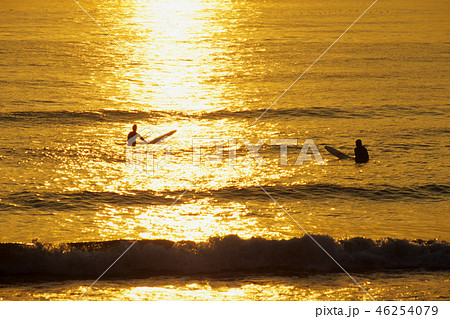 波を待つサーファー 46254079