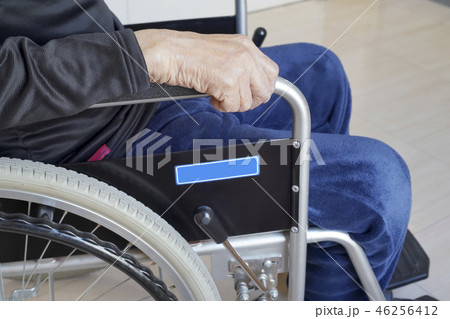 老人 車椅子 手 老人 車椅子 手 46256412