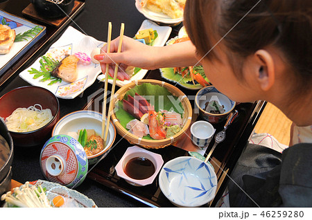 温泉宿の食事 浴衣で箸を持つ女性 46259280