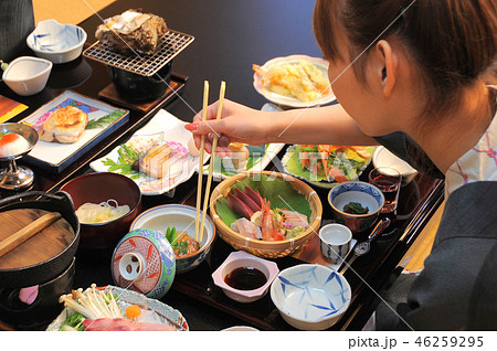 温泉宿の食事 浴衣で箸を持つ女性 46259295