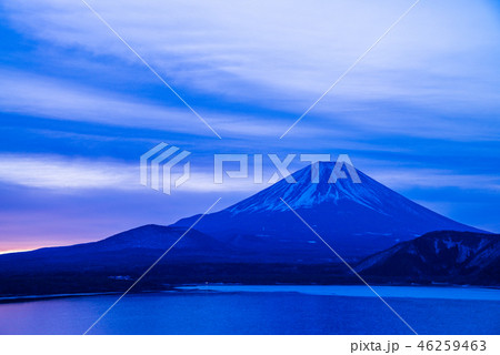 (山梨県)厳寒の本栖湖から、富士山の夜明け (山梨県)厳寒の本栖湖から、富士山の夜明け 46259463