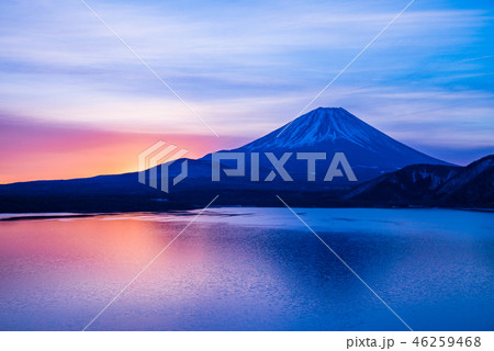（山梨県）厳寒の本栖湖から、富士山の夜明け 46259468