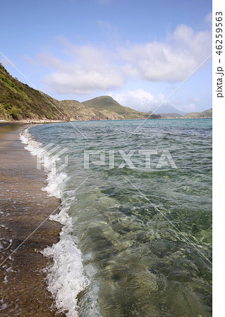 セントキッツ島からネイビス島を眺める 46259563