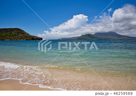 セントキッツ島からネイビス島を眺める 46259569