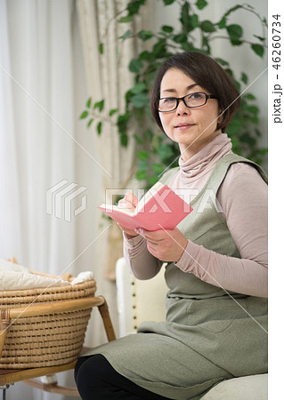 中高年女性（手元ピント） 46260734