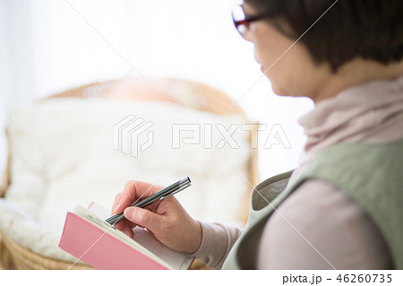中高年女性（手元ピント） 46260735