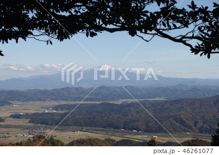 松江市の京羅木山から見た晩秋の出雲富士大山 46261077