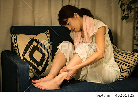 お風呂上りに足のマッサージをする若い日本人女性 お風呂上りに足のマッサージをする若い日本人女性 46261325