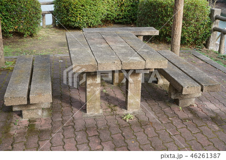ベンチとテーブル ベンチとテーブル 46261387